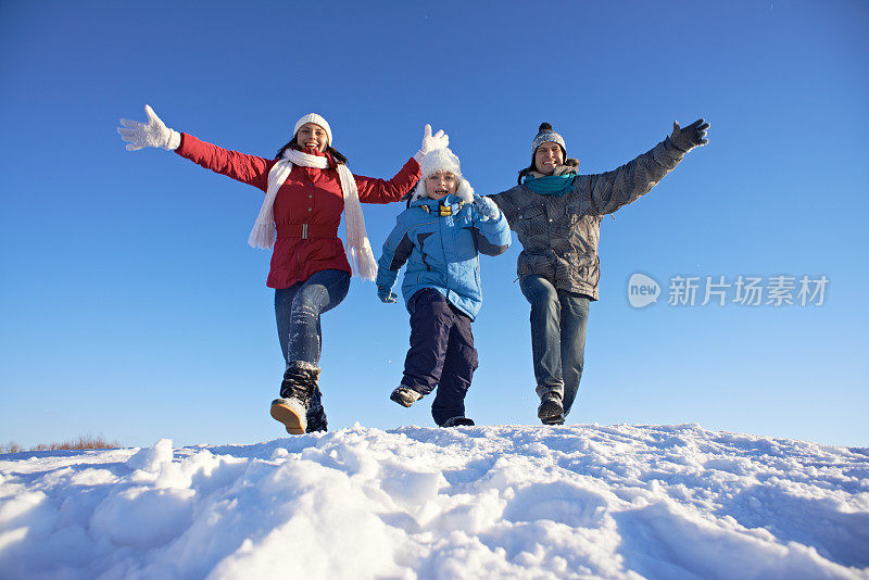 从雪山上跑下来