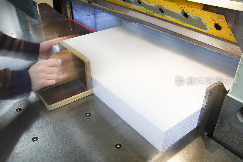 印刷厂用机器裁纸