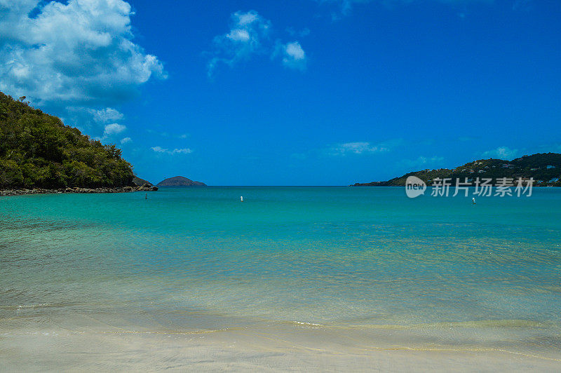 展示沙滩，大海和天空的海滩场景-维尔京群岛