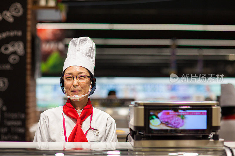 超市熟食店的女职员