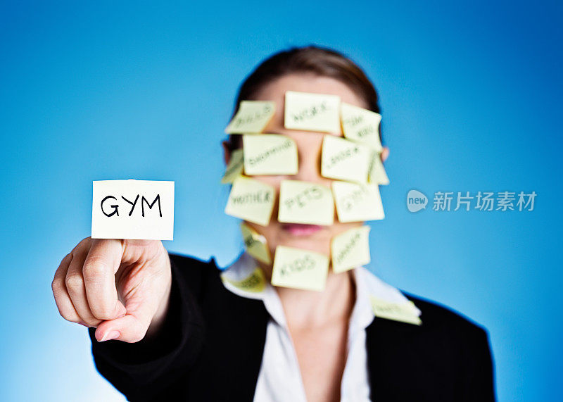 一个被任务提醒贴覆盖着的女人手上有一个写着“GYM”