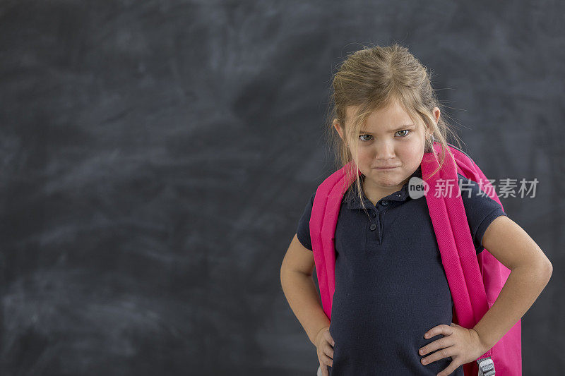 幼儿园的学生在教室里做鬼脸