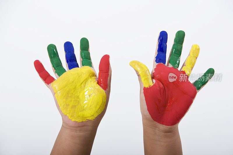 孩子的双手沾满了五颜六色的颜料