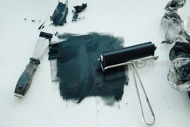 黑色印刷油墨与滚筒和抹刀