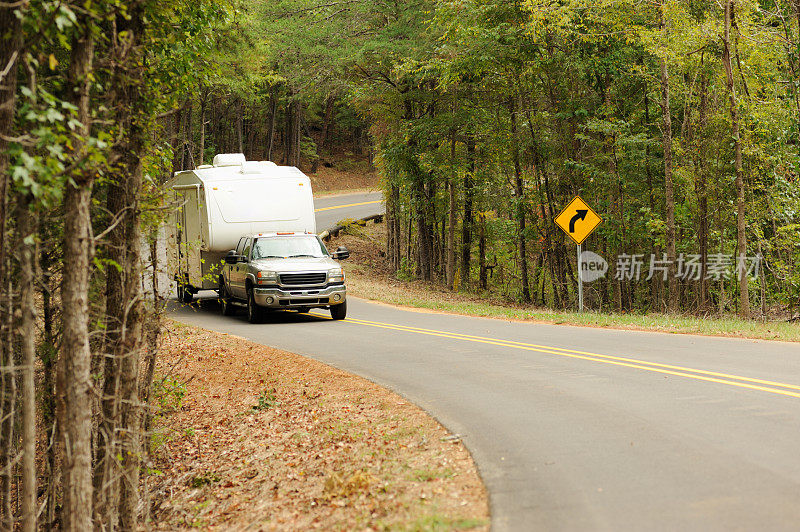 房车被拉下了蜿蜒的道路