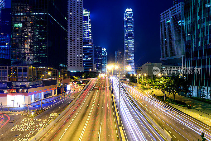 香港，现代都市夜晚的交通灯轨迹