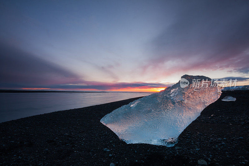 冰岛Jokulsarlon海滩上的冰山