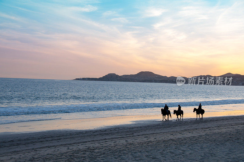 卡波圣卢卡斯附近的墨西哥日落与人和马