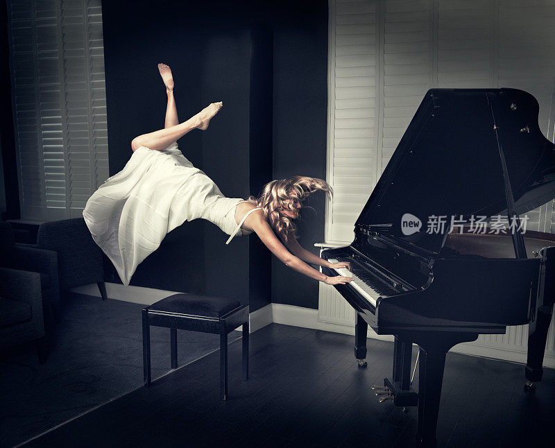 弹奏钢琴的女人飘浮着