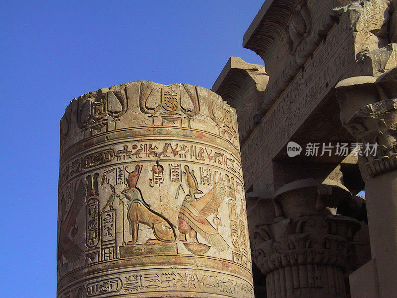 埃及。卡尔玛OmboTemple。尼赫贝特和瓦德杰特女神柱。