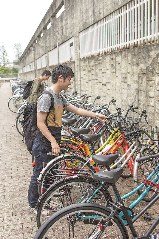 年轻的日本学生在日本京都停放自行车