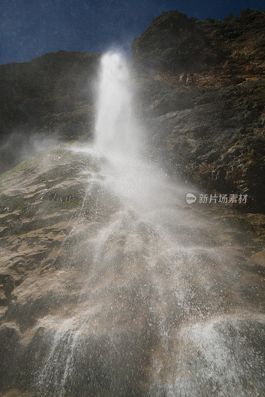 在斯洛文尼亚洛加尔山谷尽头的林卡瀑布下