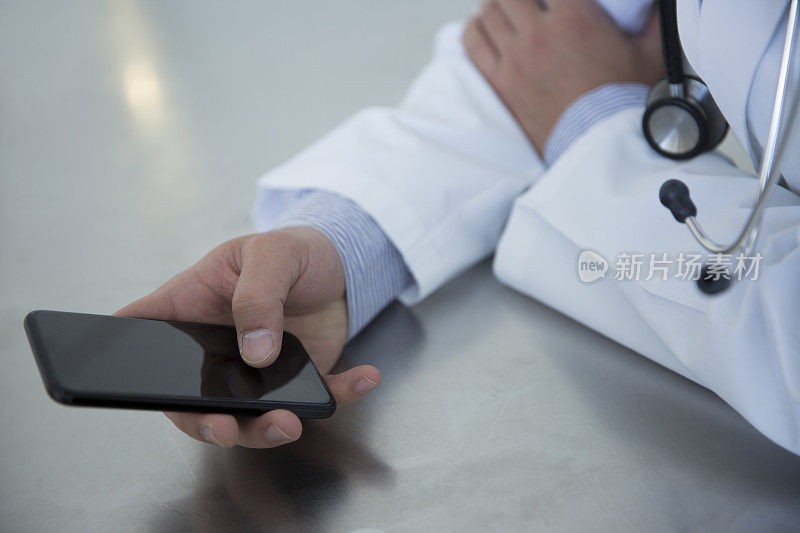 医生在医院使用智能手机