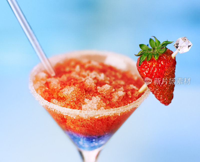 一杯冰冻草莓饮料