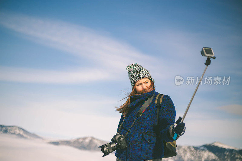 一名年轻女子正在用goPro自拍