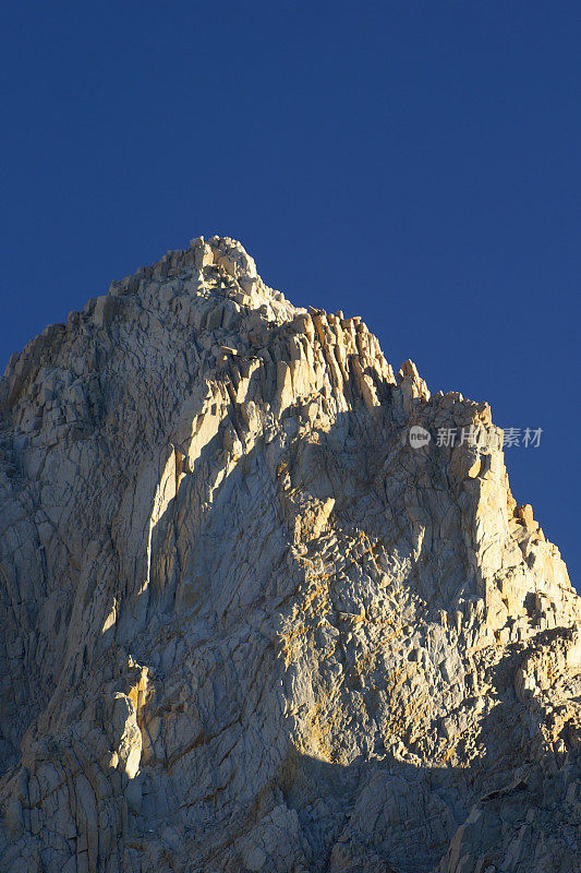 崎岖的山光