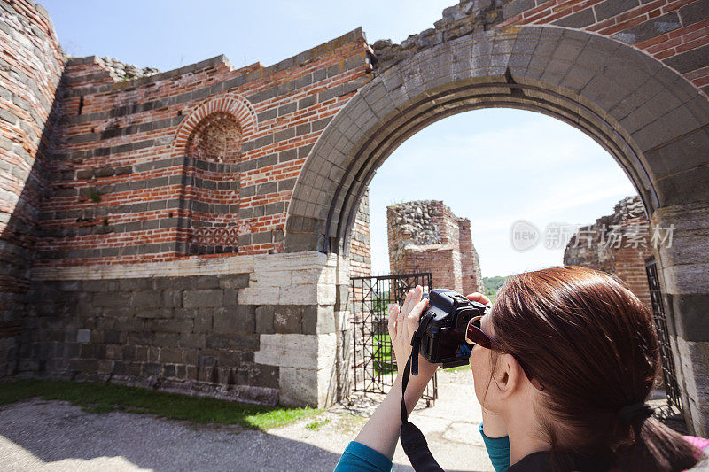 游客拍摄历史悠久的罗马地方