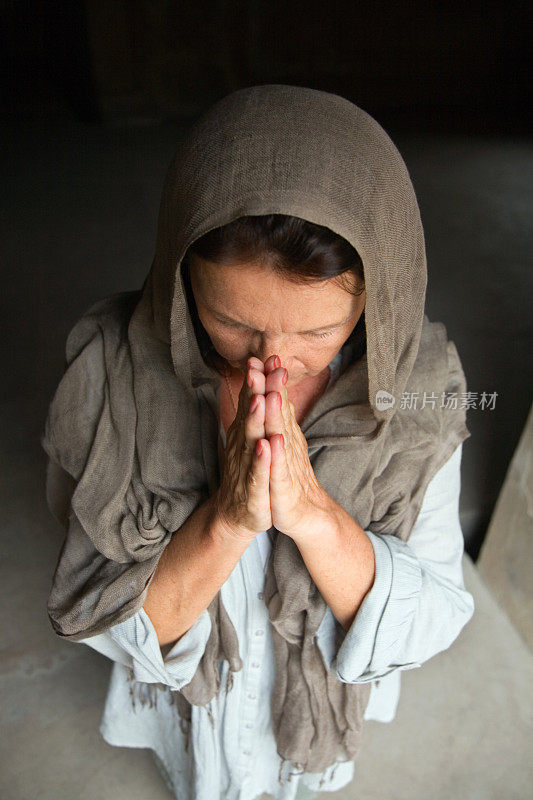 女人祈祷