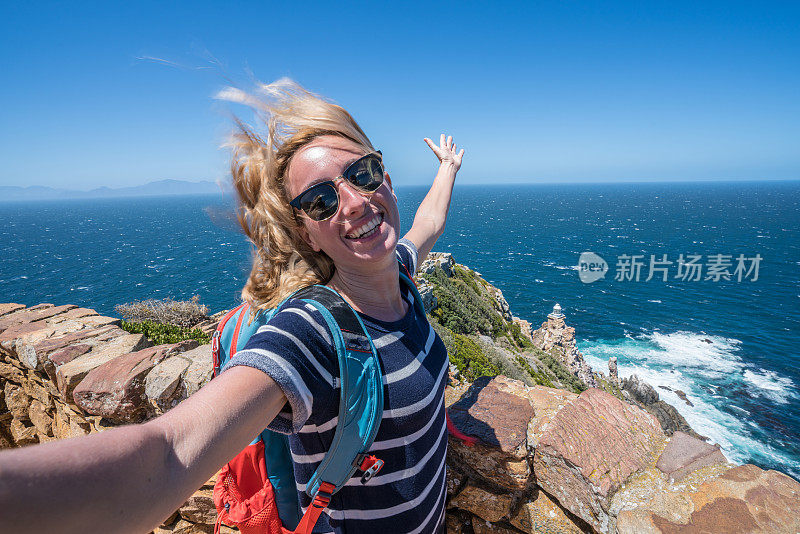 一对年轻夫妇在自拍海景