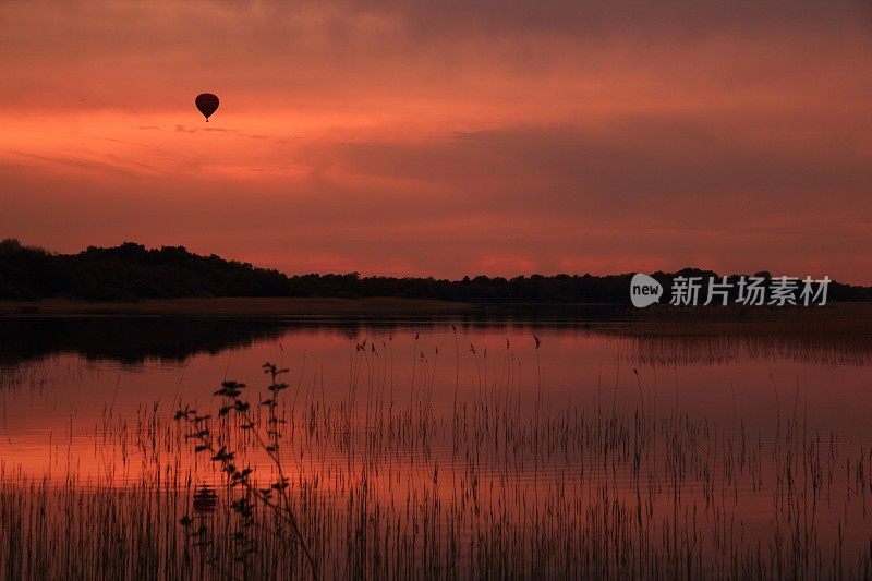 湖边的日落和热气球