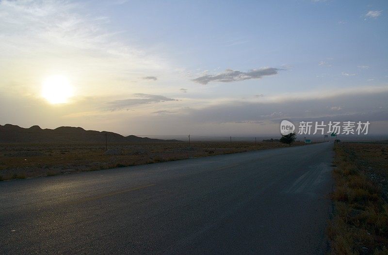 日落时分的内蒙古高速公路，中国