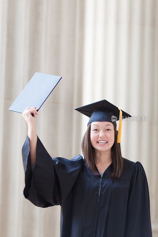 激动的毕业年轻女学生拿着文凭和拷贝空间