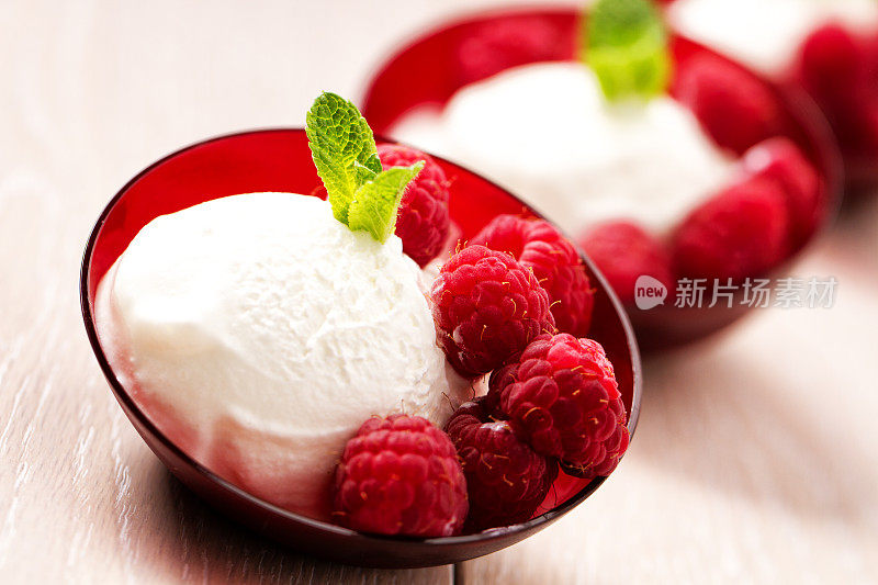 新鲜树莓冰淇淋