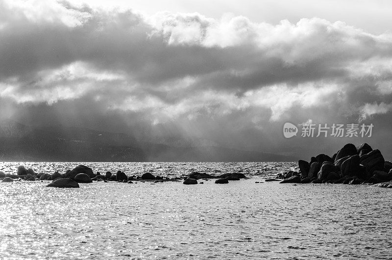 《黑与白的暴风雨的太浩湖