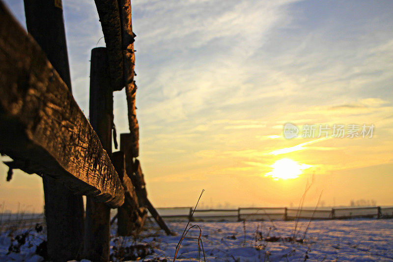 田野上冬日的夕阳