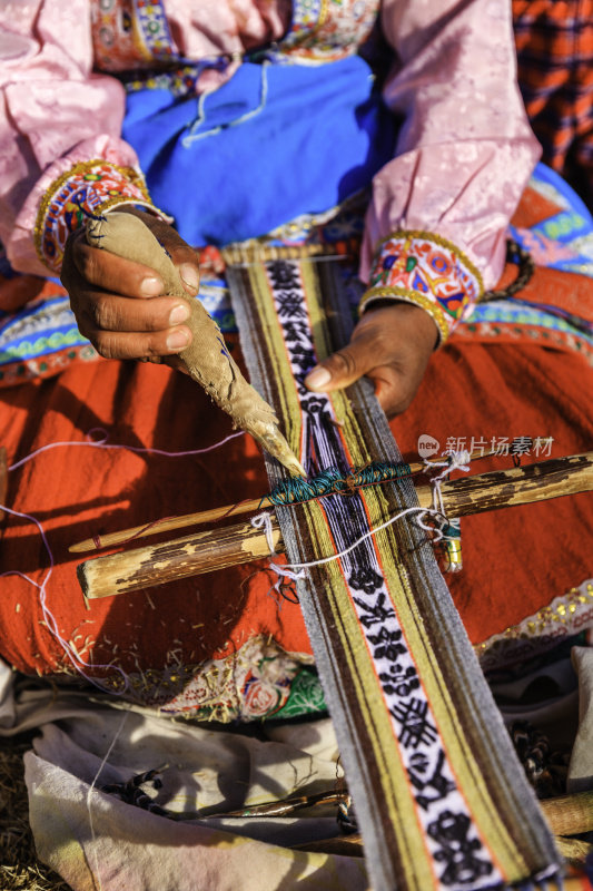 在秘鲁科尔卡峡谷附近编织的秘鲁妇女