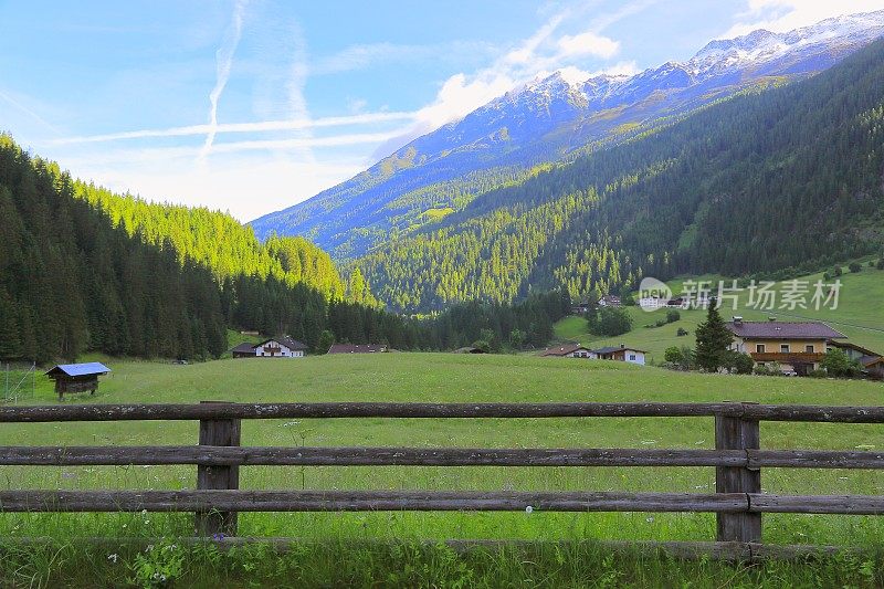 农场围栏和雄伟的Kaunertal南蒂罗尔雪峰山脉全景和田园诗般的Otztal泰罗尔山谷从上面，奥地利