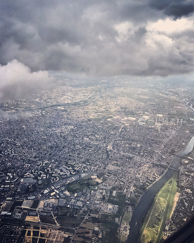 从飞机上鸟瞰巴黎和郊区