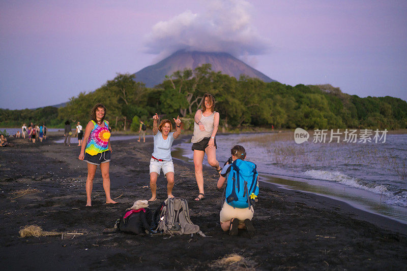 尼加拉瓜尼加拉瓜湖的奥梅特佩岛旅游照片，背景是火山