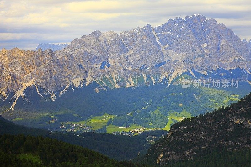 田园诗般的科尔蒂纳d'Ampezzo村庄下的Cristallo山，全景和雄伟的Dolomites，意大利泰洛阿尔卑斯山