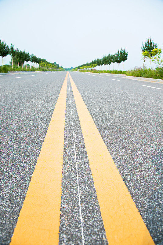 一条道路上的双黄线