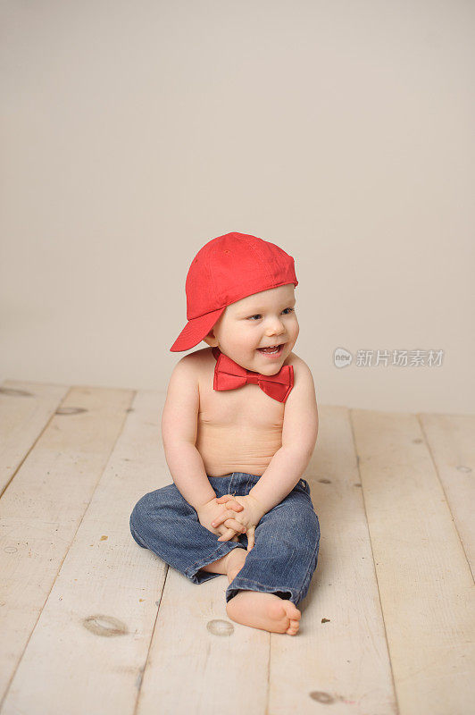 可爱的婴儿戴着帽子和领结