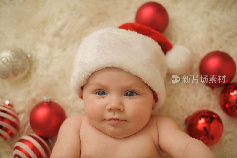 可爱的婴儿戴着圣诞帽