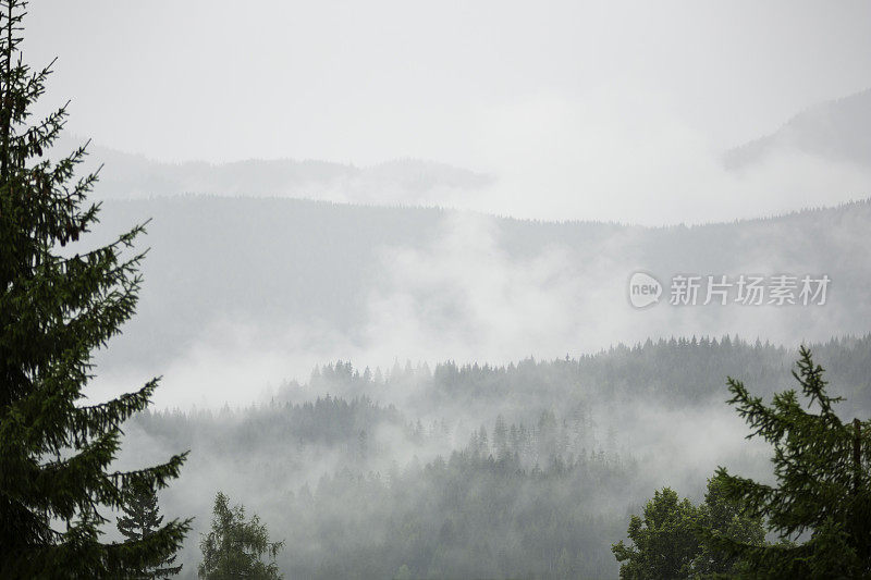 云中阿尔卑斯山山脉的全景