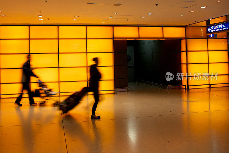 机场大楼里旅客拿着行李的剪影
