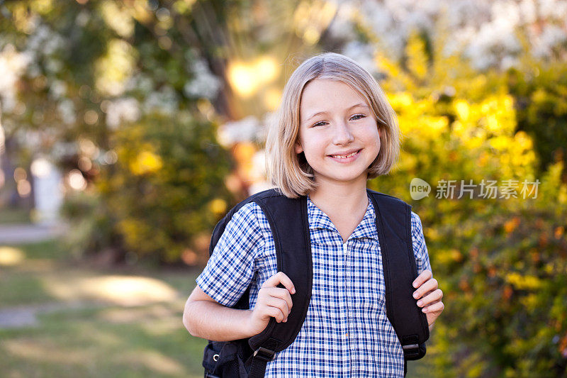 背着背包从学校走回家的女学生