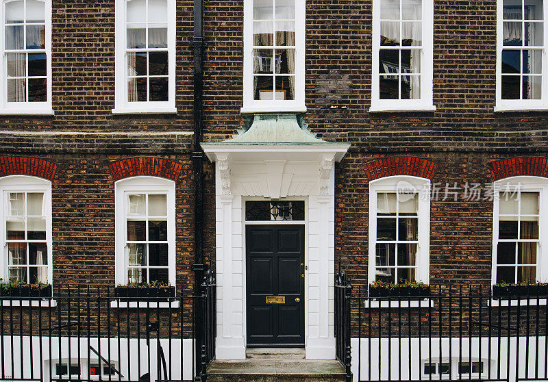 伦敦市中心地区的典型街景与熟悉的建筑立面的城市住宅。