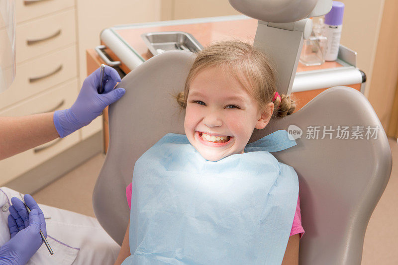 年轻女孩在看牙医。牙科治疗