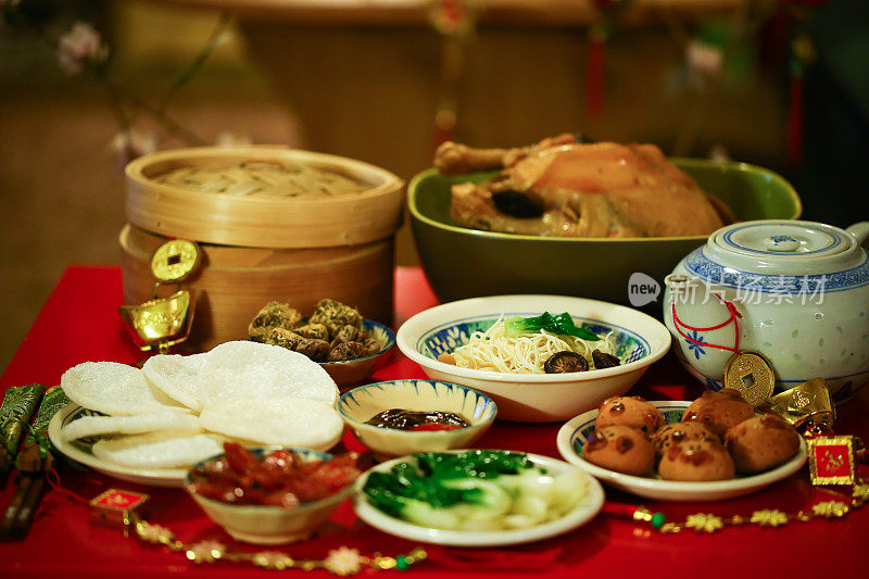餐桌上摆满了中国新年大餐的食物