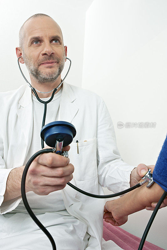 医生检查血压