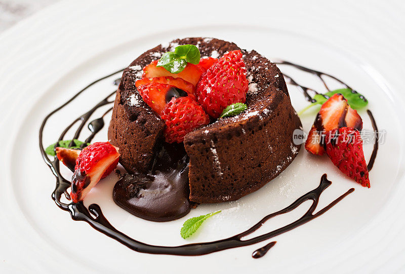 巧克力软糖(纸杯蛋糕)配草莓和糖粉