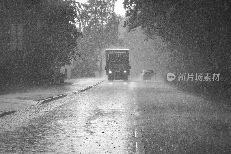 在高速公路上冒着雨开车