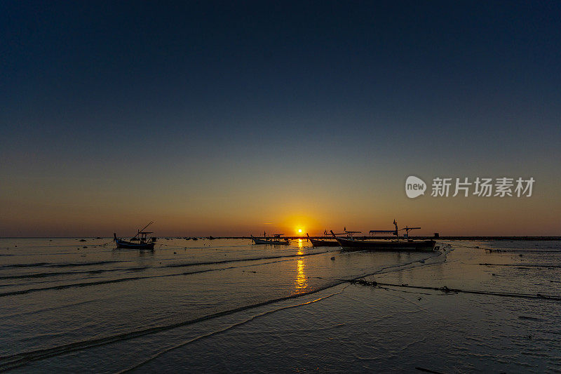 日落时分的Pakarang海滩