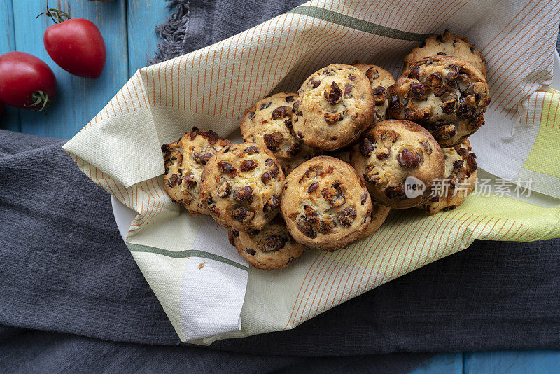 自制烘焙:用红豆和全麦制作的乡村纸杯蛋糕