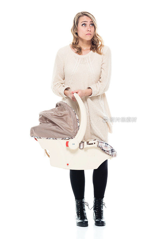 年轻漂亮的妈妈穿着毛衣抱着婴儿汽车座椅-恐惧