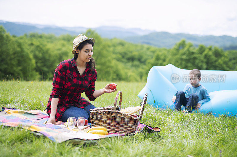 单身妈妈带着儿子去野餐。